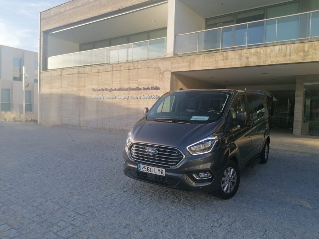 Imagen de un Ford Tourneo aparcado frente a una clínica privada.